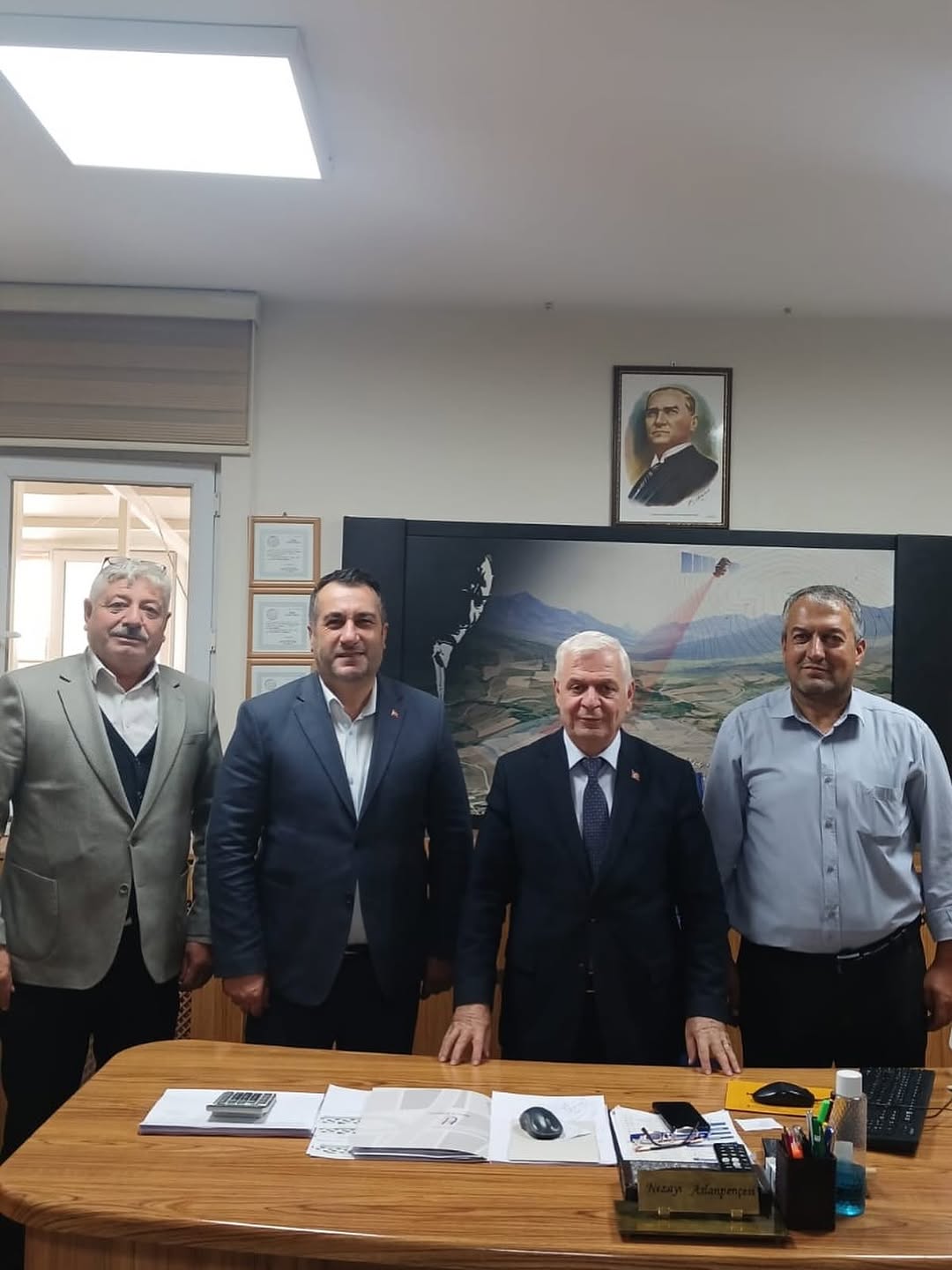 Kayıhan Belediye Başkanı Mustafa Demiray, Tapu İl Müdürü Neyazi Aslanpençe'yi Ziyaret Etti