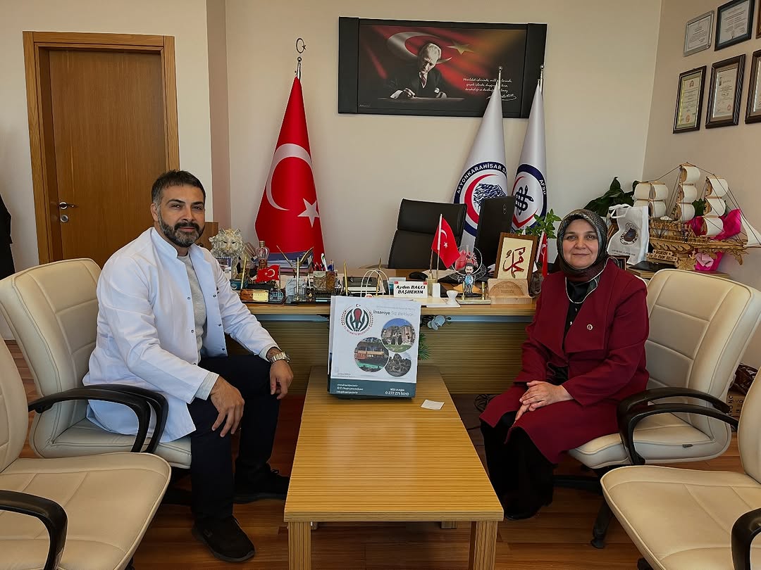 İhsaniye Belediye Başkanı Emine Gökçe, AFSÜ Başhekimliği görevine atanan Doç. Dr. Aydın Balcı'ya ziyarette bulundu