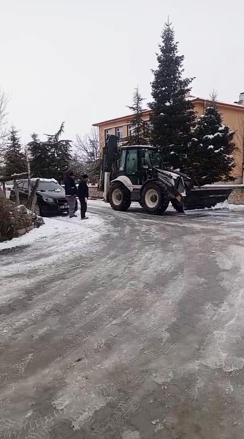 Döğer Belediyesi'nin Kar Temizleme ve Tuzlama Çalışması