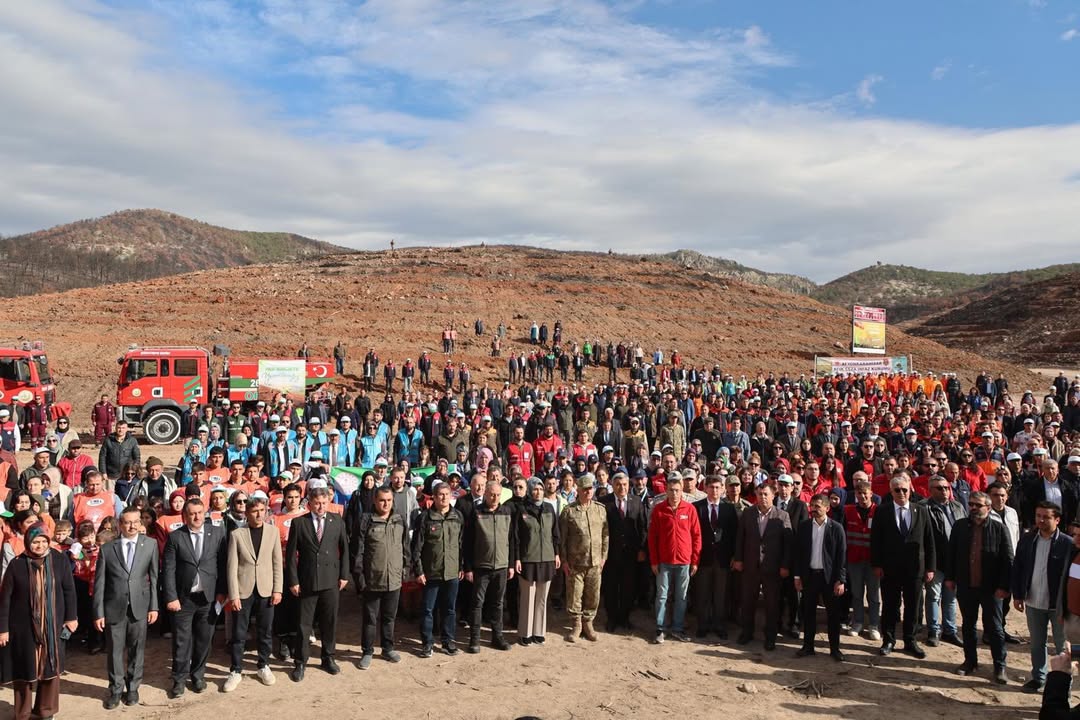 İhsaniye Kaymakamlığı'nın Paylaşımı: Milli Ağaçlandırma Günü'nde Sarıcaova Köyü'nde Fidan Dikim Etkinliği