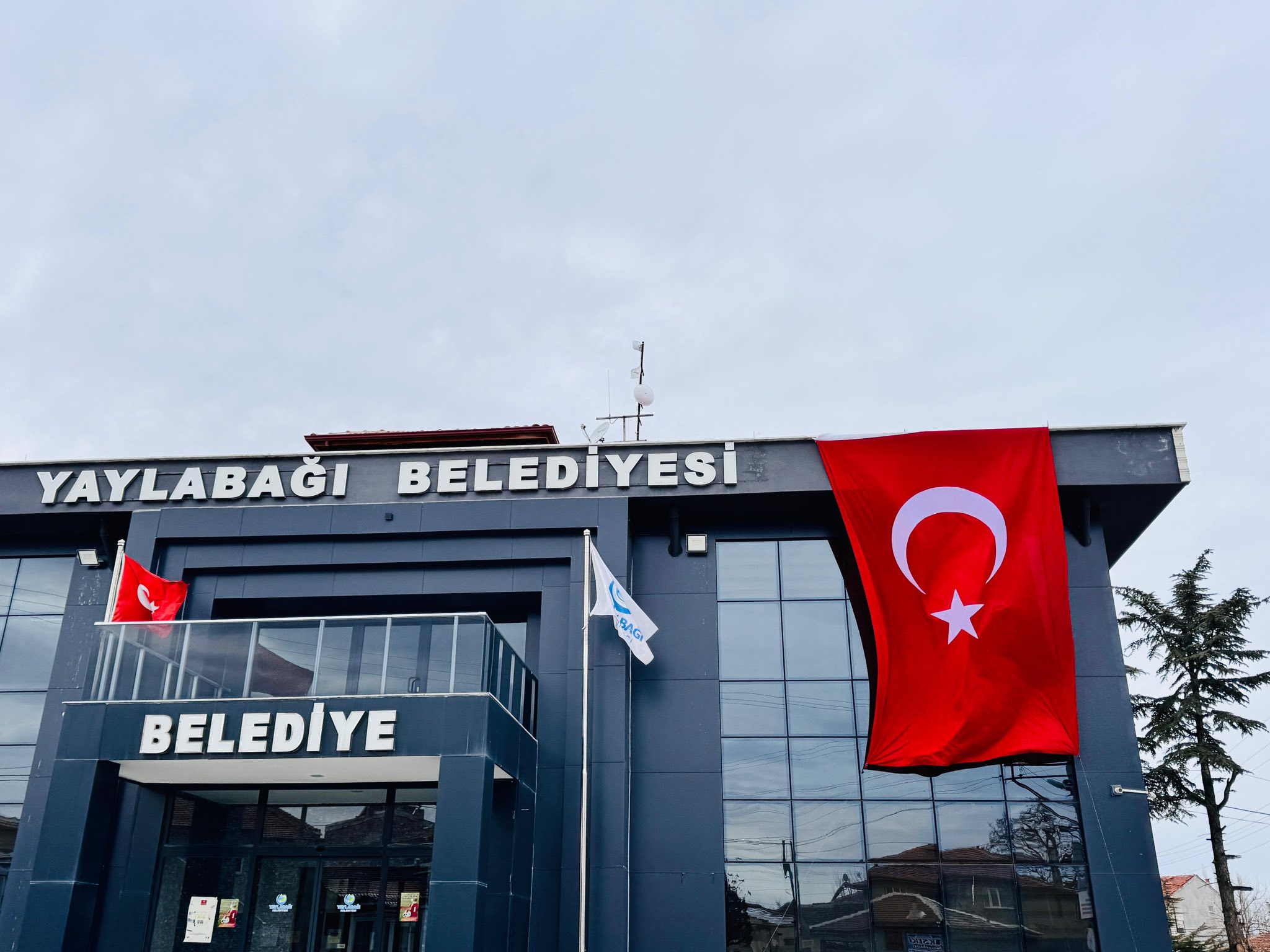 Başkan Niyazi Akgedik’in Talimatıyla Yaylabağı Türk Bayraklarıyla Donatıldı