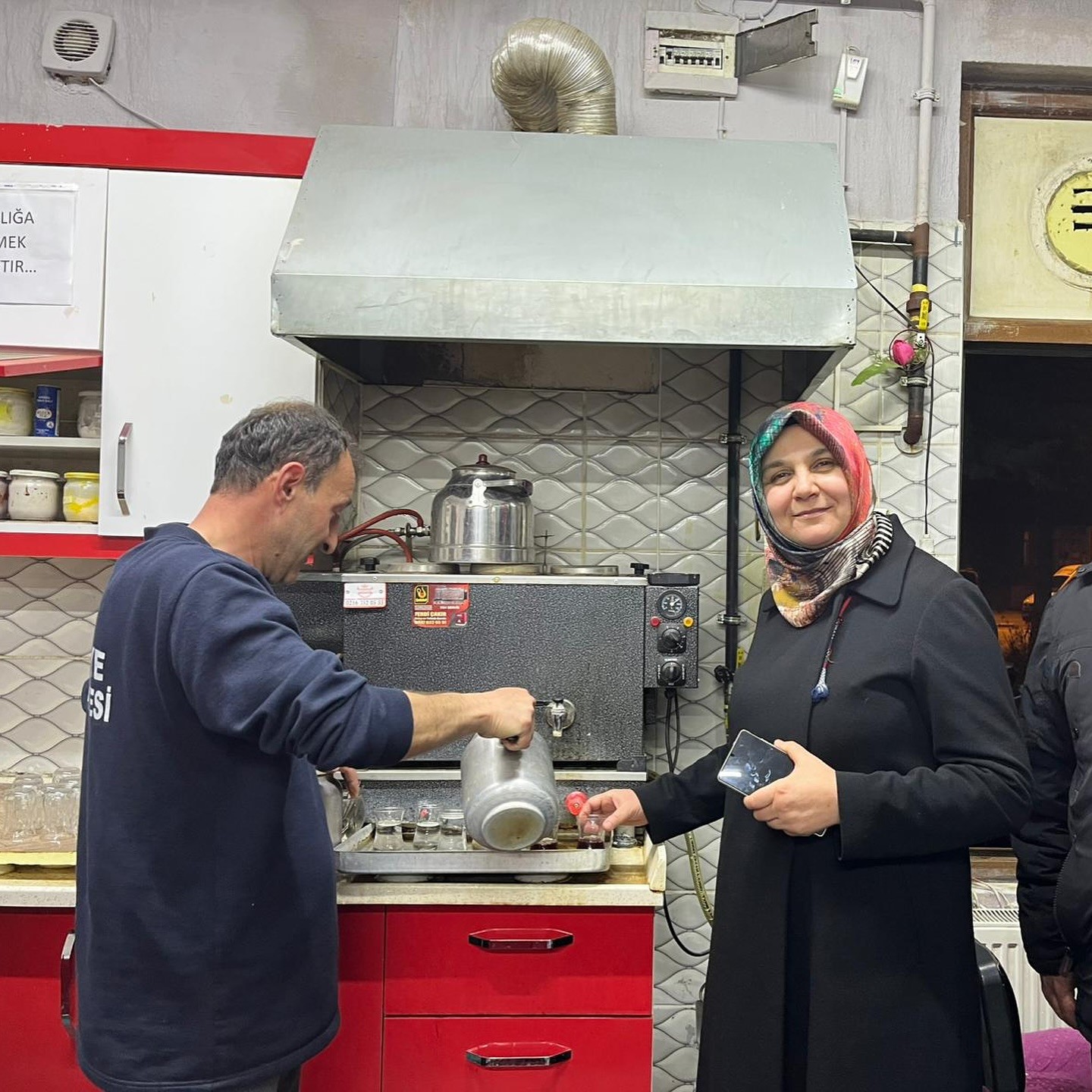 Çaylar Başkan Emine Gökçe’den Vatandaşlara İkram Edildi