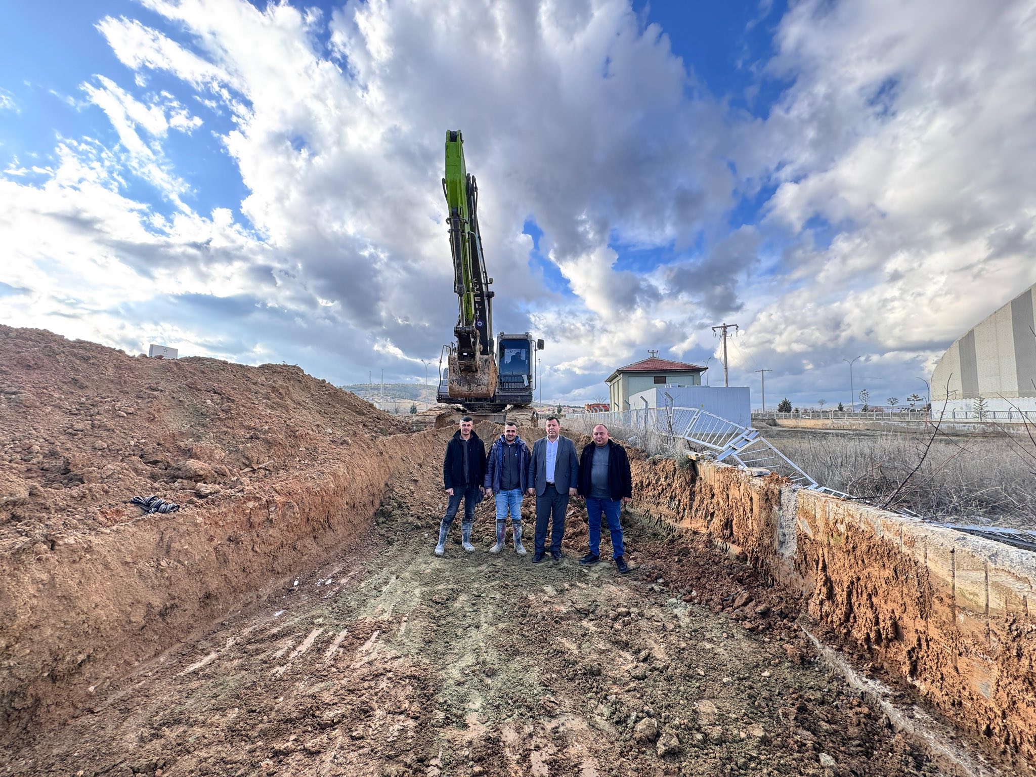 Yaylabağı’nda Gençlik Merkezi ve Dükkanlar Projesinde İlk Kazma Vuruldu
