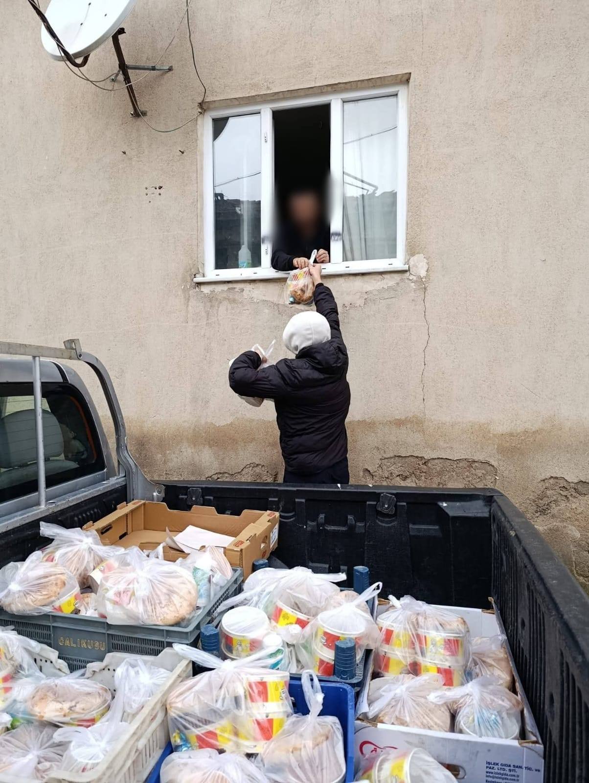 Döğer’de Ramazan’da Yardımlaşma Ruhu: İftar Menüsü Dağıtımı