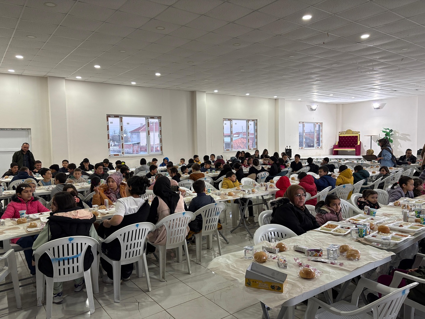 Başkan Gökçe ve Kaymakam Yanıktepe Öğrencilerle aynı sofrada