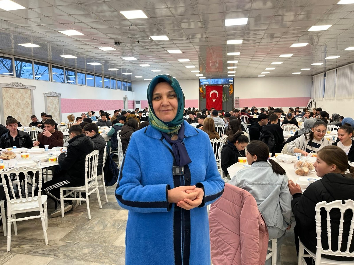 İhsaniye Belediye Başkanı Emine Gökçe Gençlerle İftar Sofrasında Buluştu