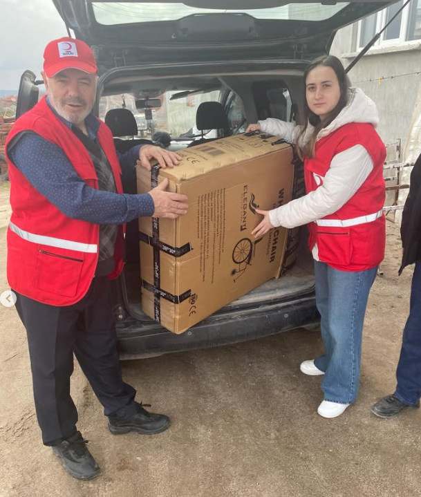 Kızılay’dan Anlamlı Destek: İhtiyaç Sahibine Tekerlekli Sandalye