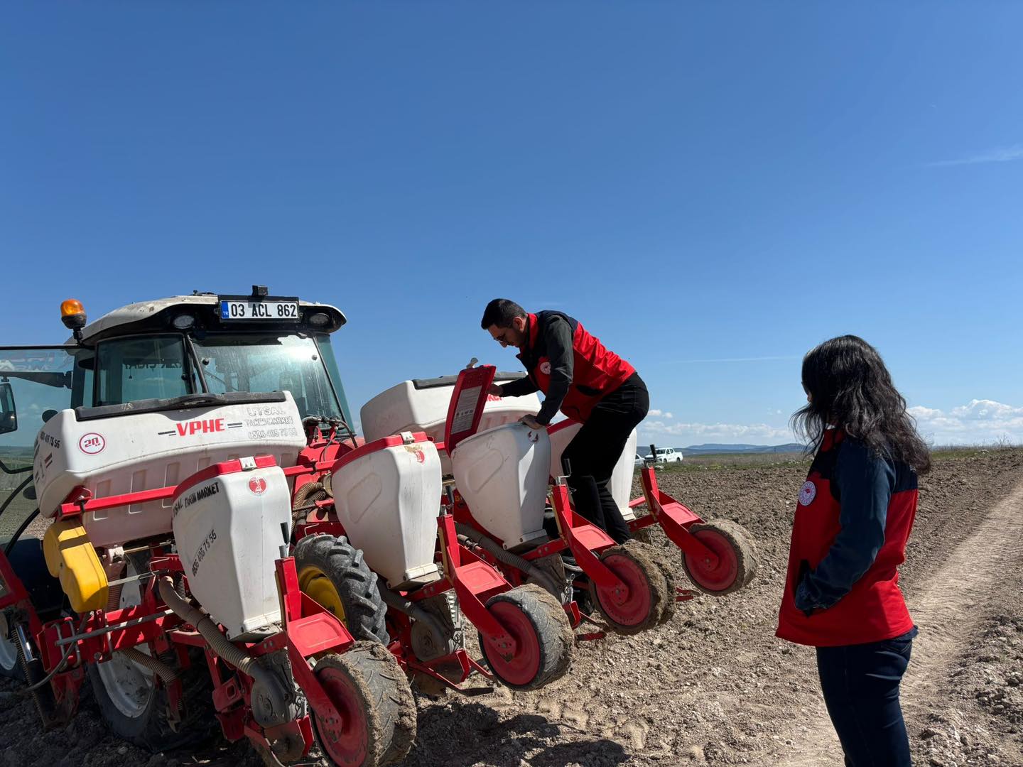 İhsaniye’de TAKEP Kapsamında Ayçiçeği Tohumları Toprakla Buluştu