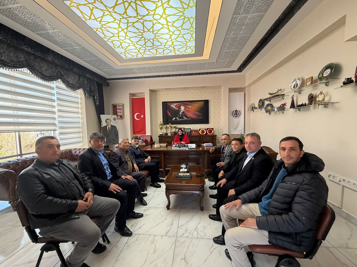 Muhtarlar ve Berberler Odası’ndan İhsaniye Belediye Başkanı Emine Gökçe’ye Ziyaret