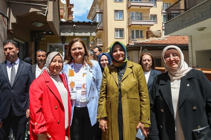 AK Parti Ailesi Burcu Köksal ve Veysel Topçu’yu Karşıladı