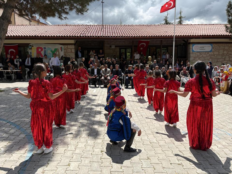 İhsaniye’de Frigya Temalı Sergi ve Halk Oyunları Yarışması Gerçekleştirildi