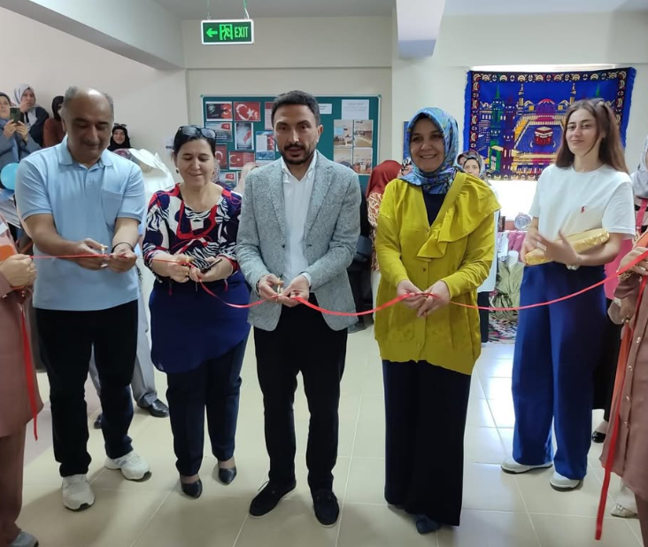 İhsaniye’de Hayat Boyu Öğrenme Haftası Yıl Sonu Sergisi Açıldı